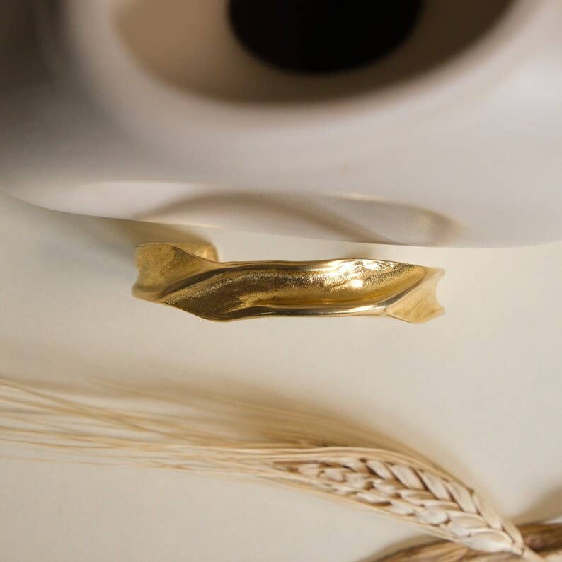 Chakarr Jewelry - SCULPTED GOLD BANGLE