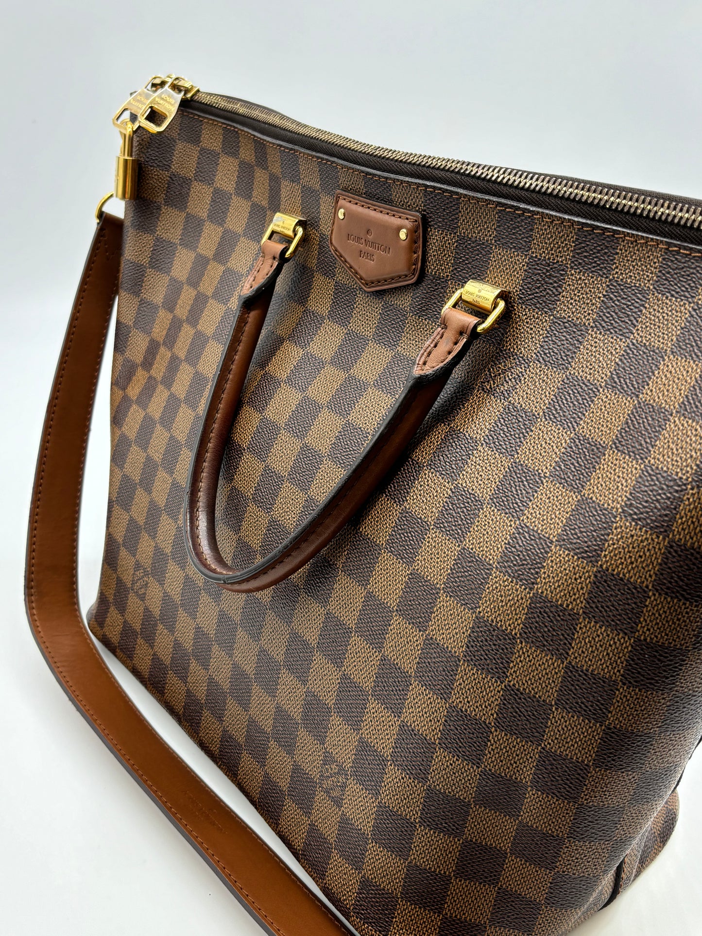 LOUIS VUITTON
Damier Ebene Belmont