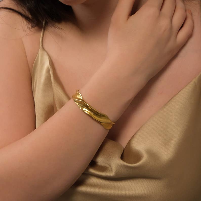 Chakarr Jewelry - SCULPTED GOLD BANGLE