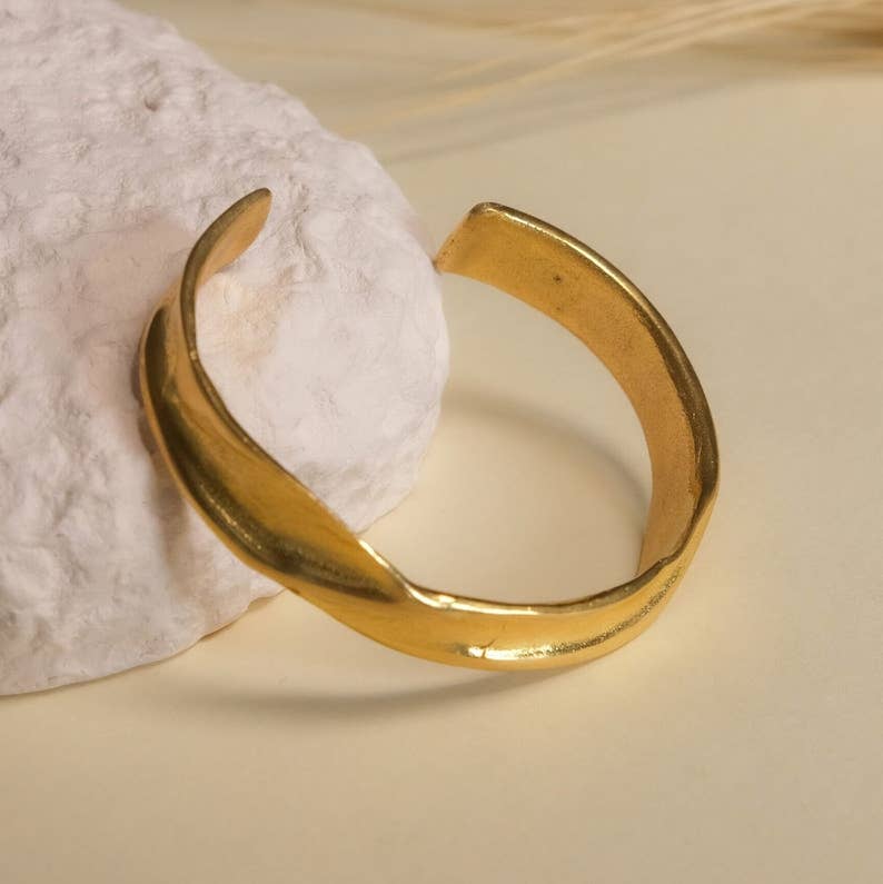 Chakarr Jewelry - SCULPTED GOLD BANGLE