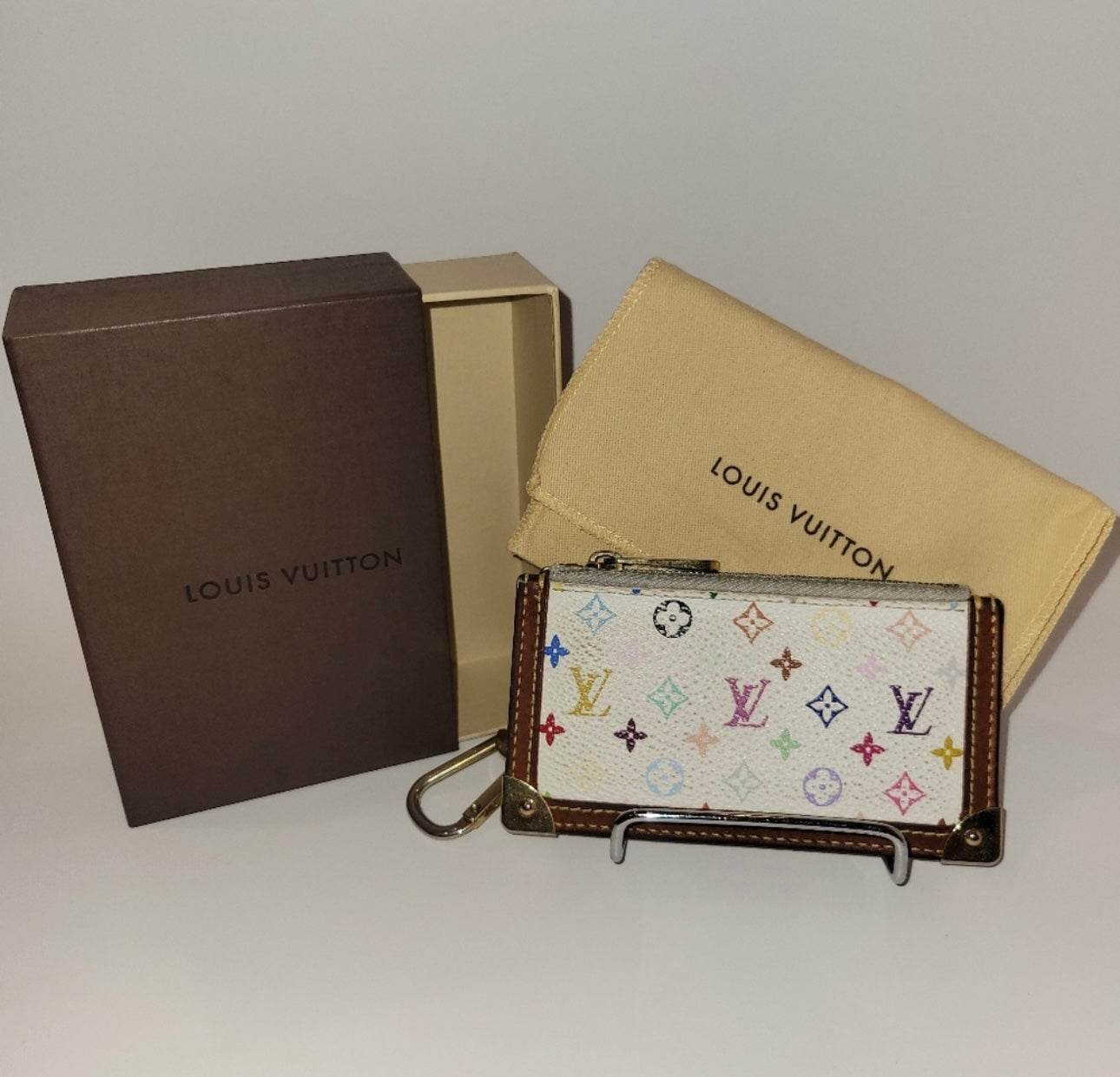 Louis Vuitton
Leather key ring
Very good condition
Multicolour