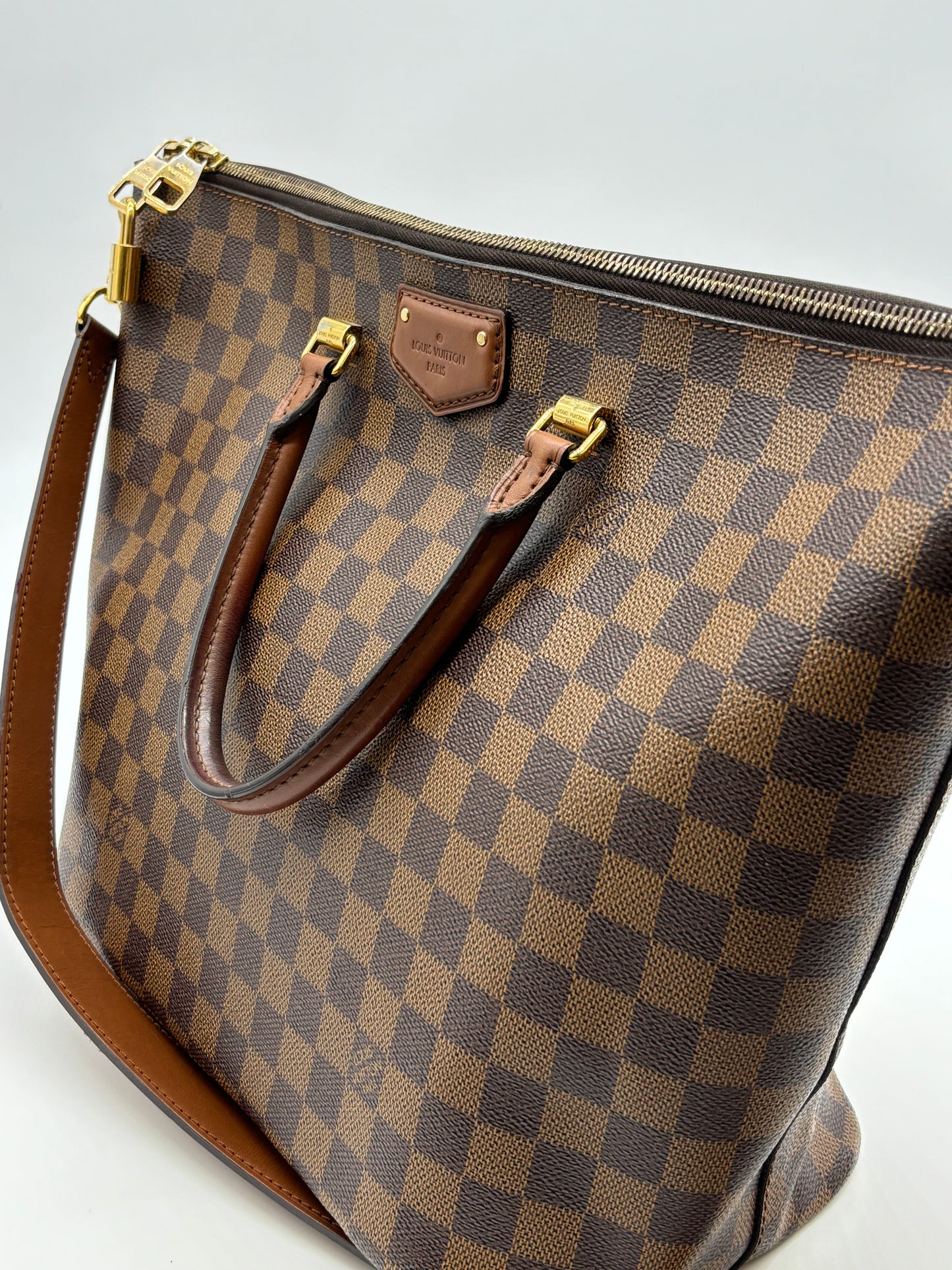 LOUIS VUITTON
Damier Ebene Belmont