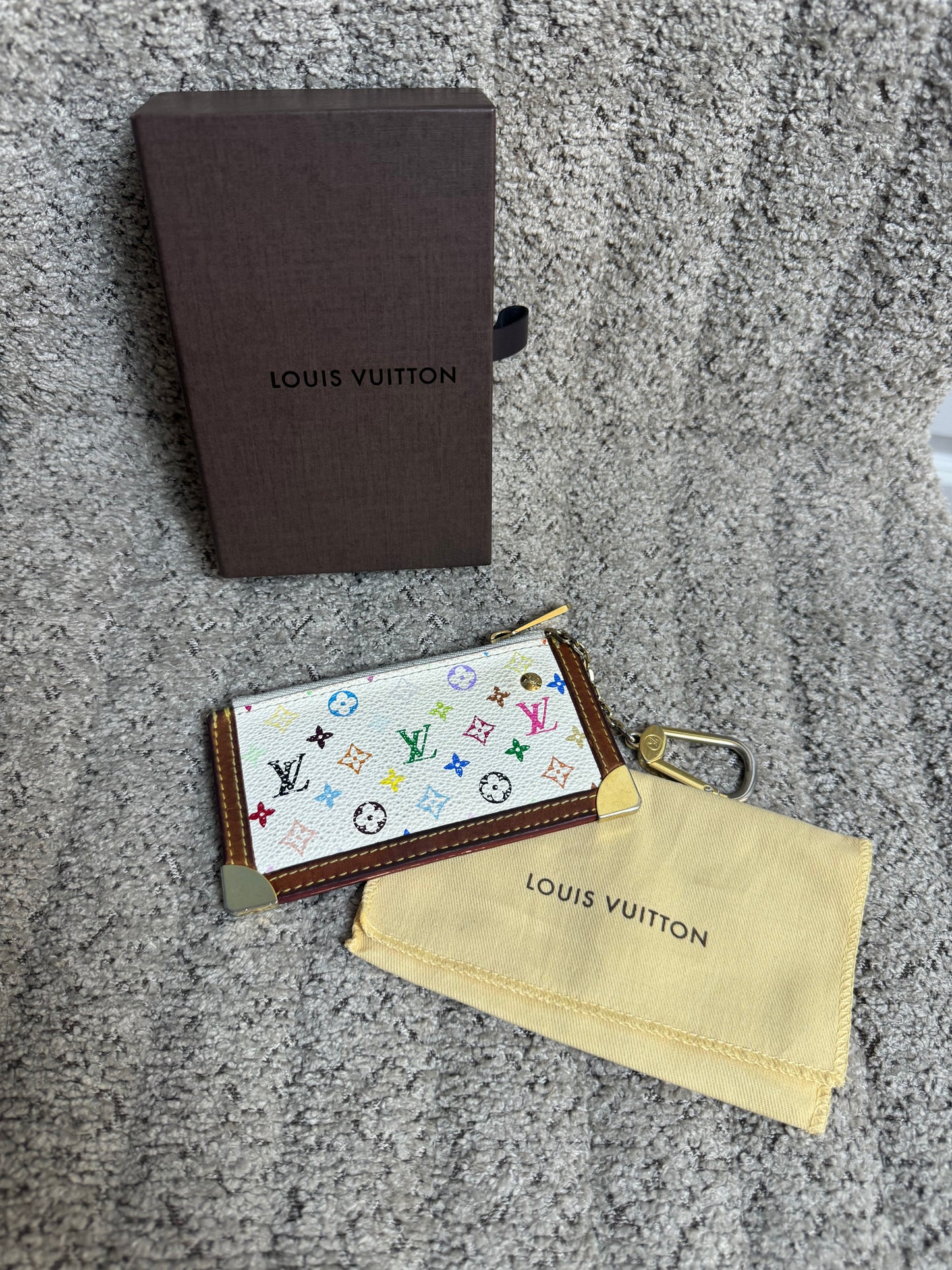 Louis Vuitton
Leather key ring
Very good condition
Multicolour