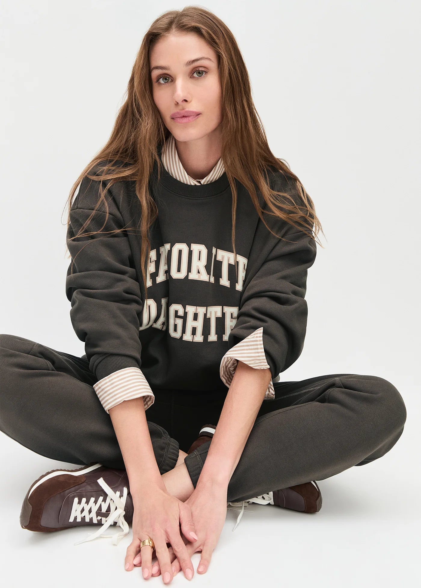 THE COLLEGIATE SWEATSHIRT - Coffee/Gardenia