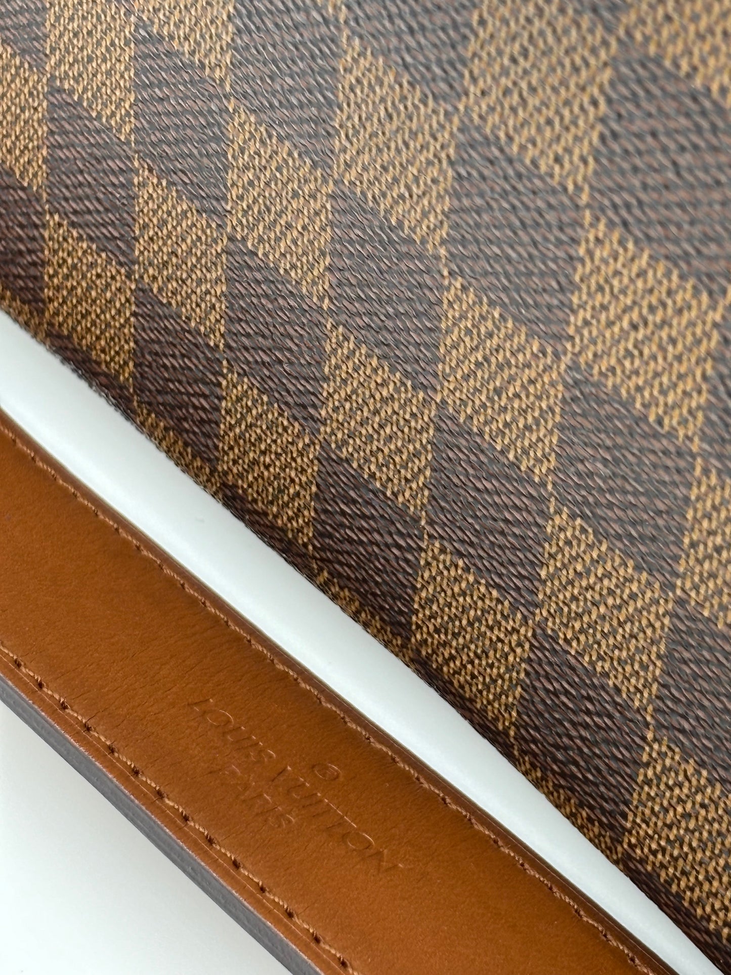LOUIS VUITTON
Damier Ebene Belmont