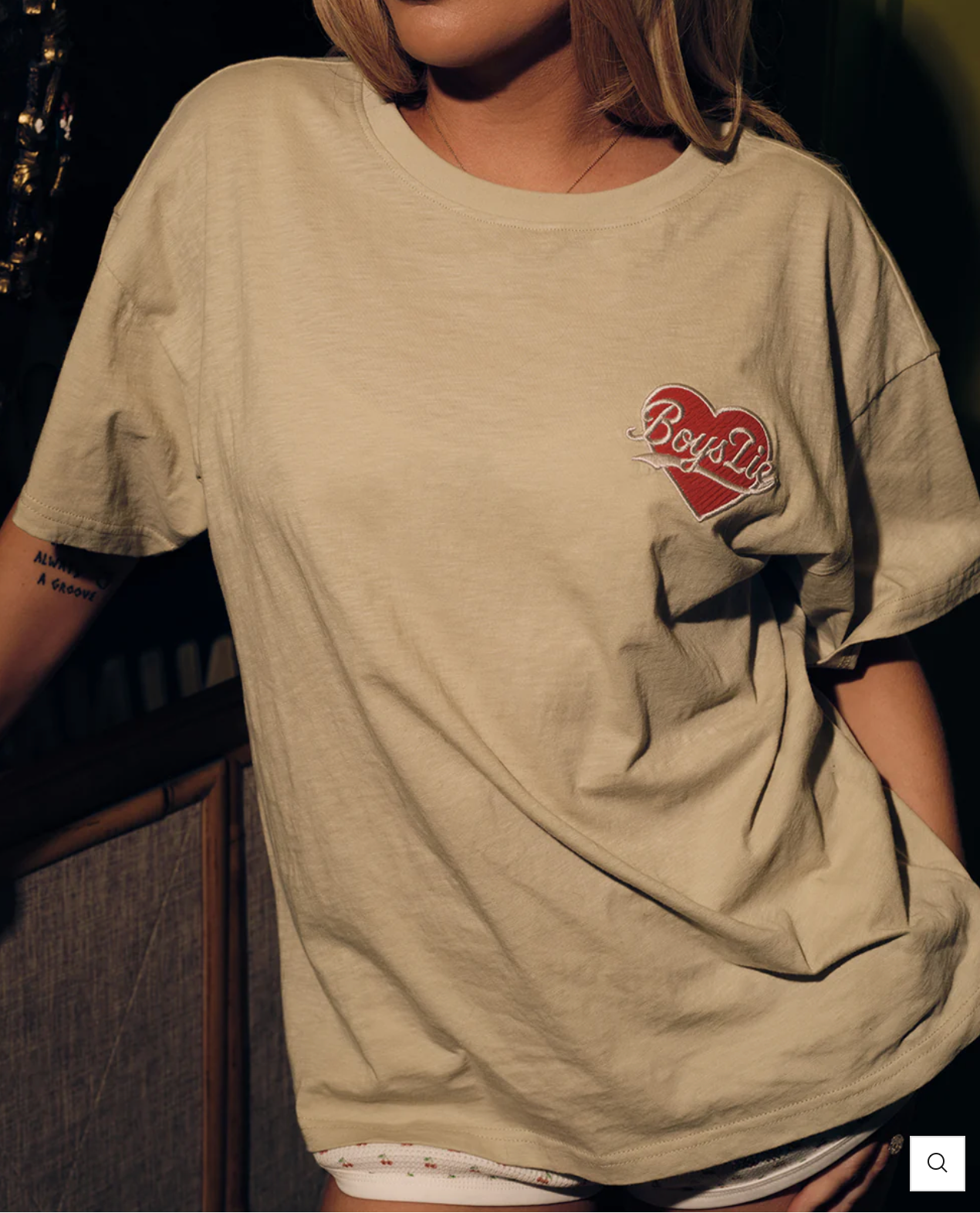 SIGNATURE BOYFRIEND TEE