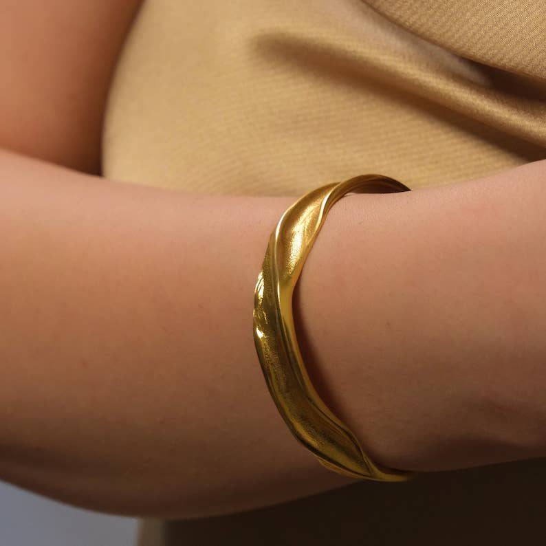 Chakarr Jewelry - SCULPTED GOLD BANGLE