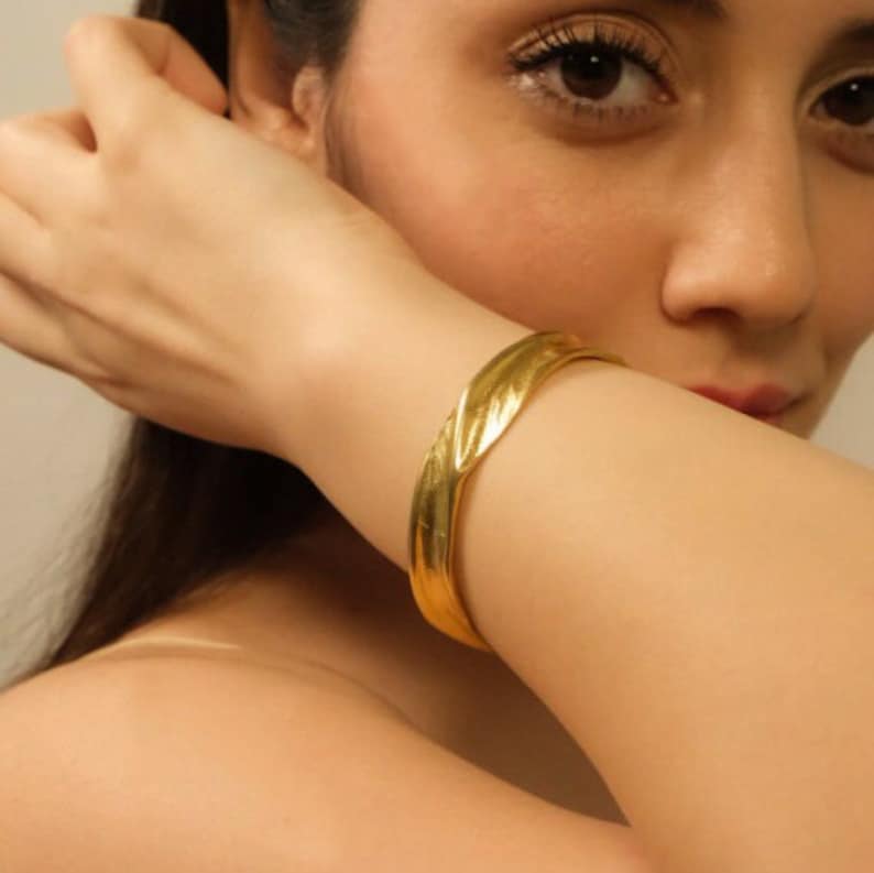 Chakarr Jewelry - SCULPTED GOLD BANGLE