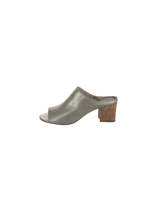 Donald Pliner
Suede Slides
Women's Size: 8