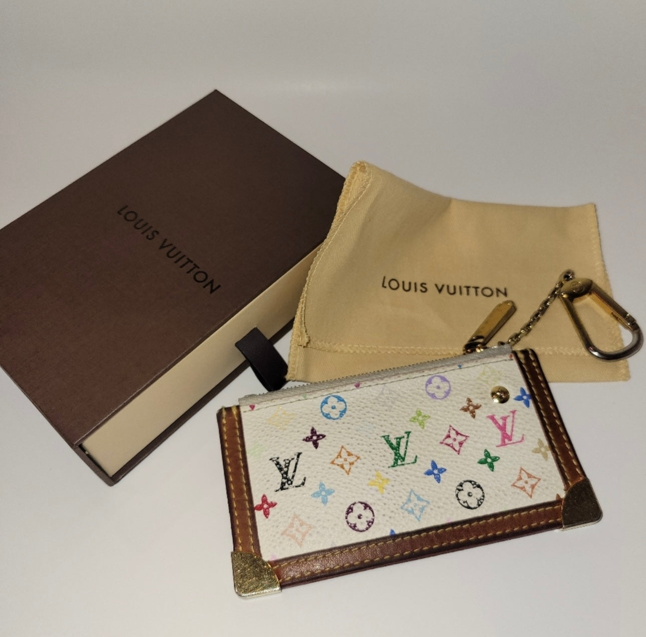 Louis Vuitton
Leather key ring 
Very good condition
Multicolour