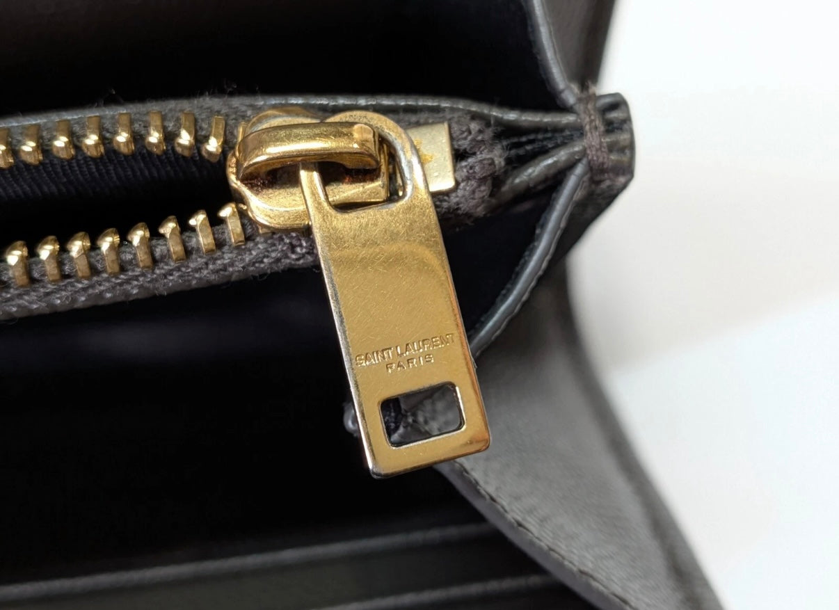 SAINT LAURENT

Grain De Poudre Matelasse Chevron Monogram Flap Wallet Fog