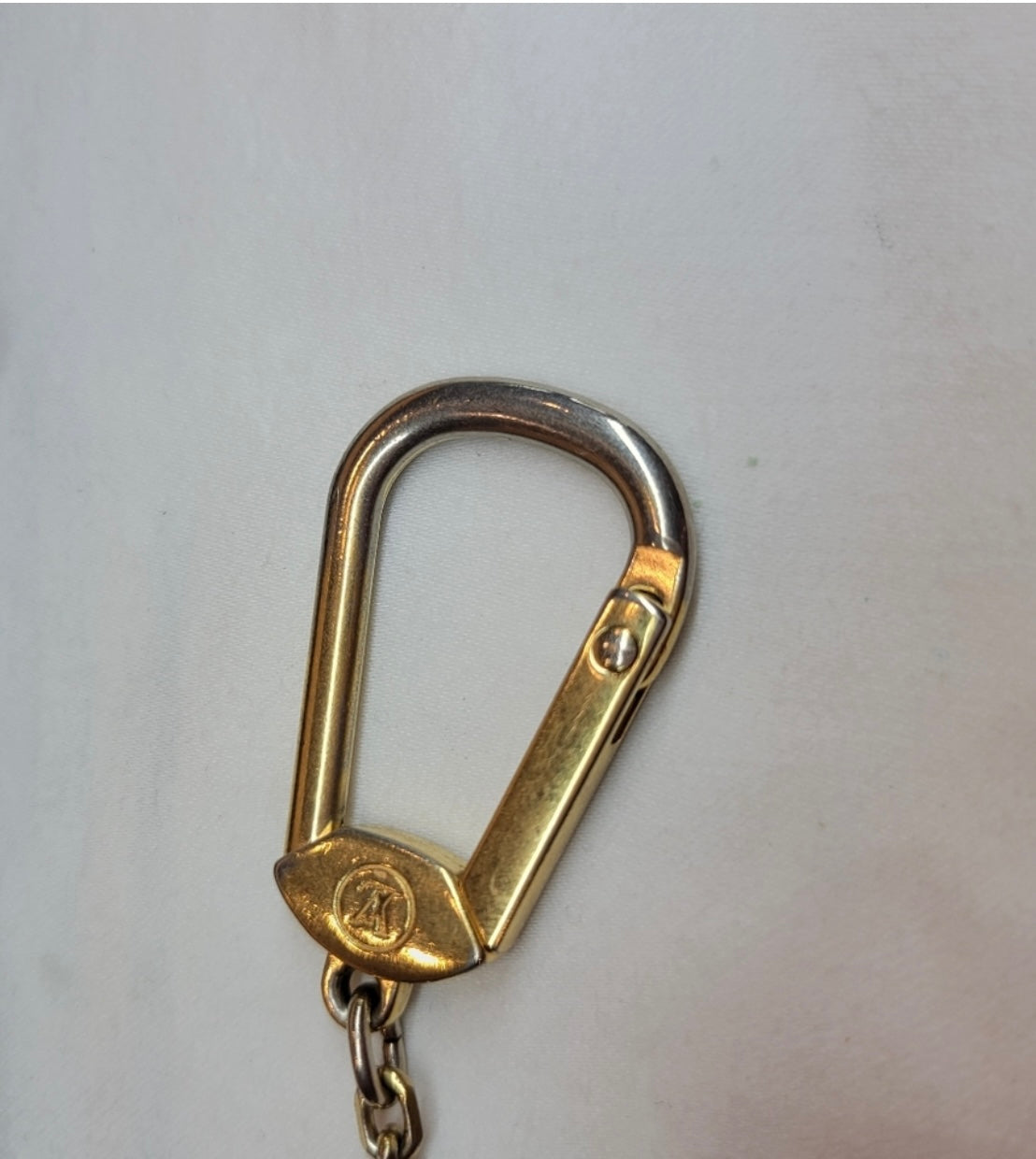 Louis Vuitton
Leather key ring 
Very good condition
Multicolour