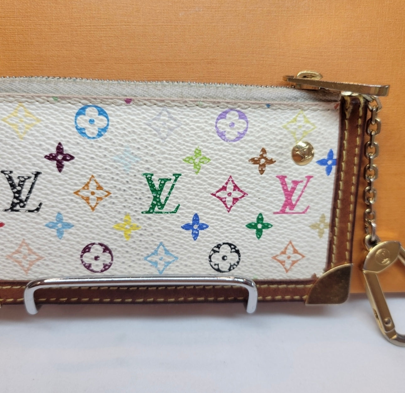 Louis Vuitton
Leather key ring 
Very good condition
Multicolour
