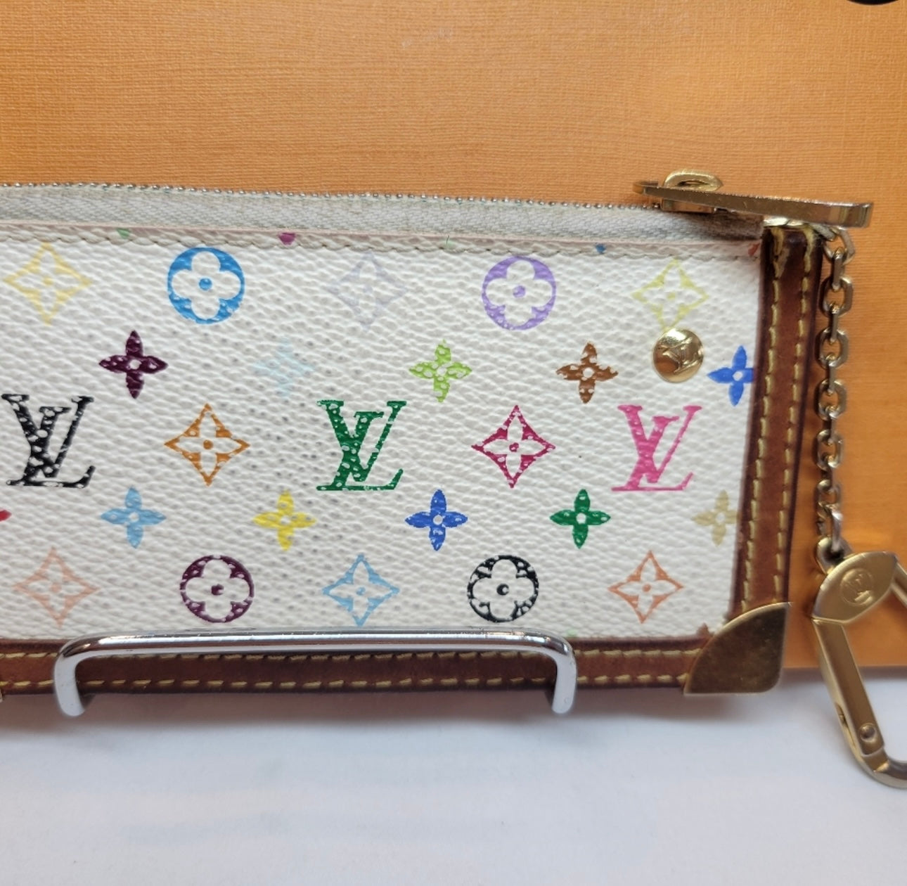 Louis Vuitton
Leather key ring 
Very good condition
Multicolour