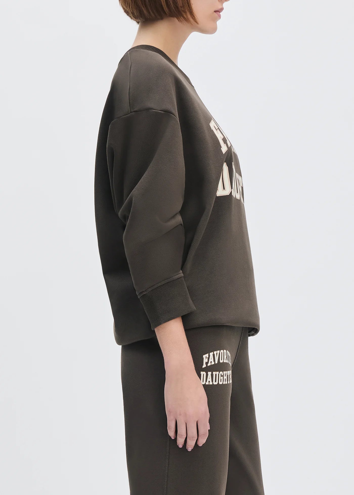 THE COLLEGIATE SWEATSHIRT - Coffee/Gardenia