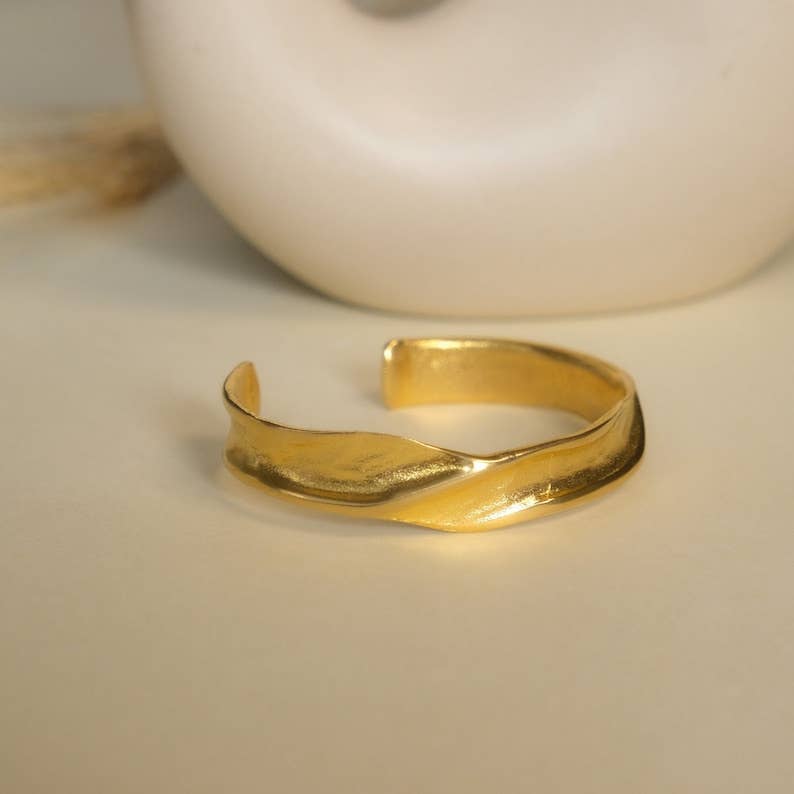Chakarr Jewelry - SCULPTED GOLD BANGLE
